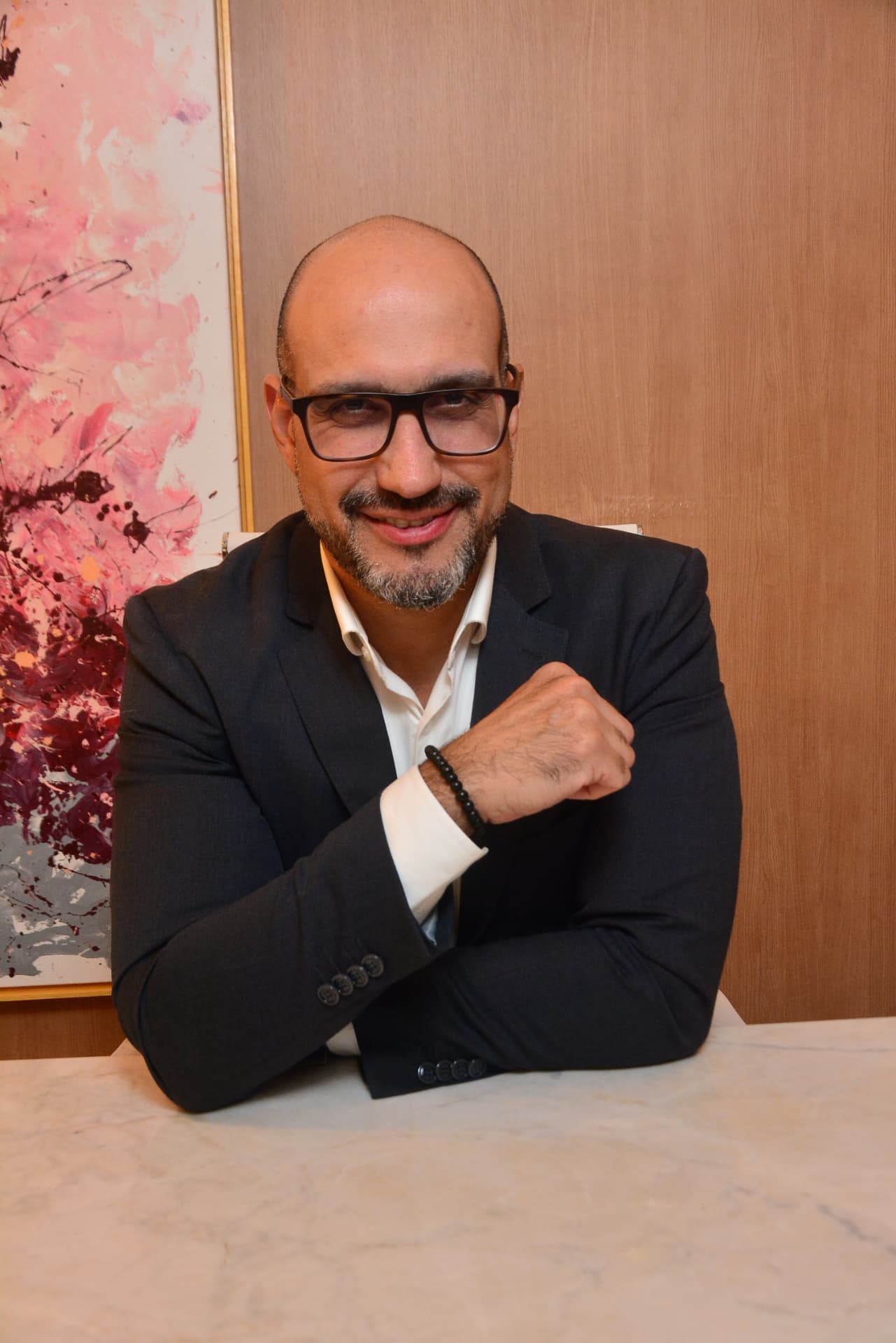 Dr. Thiago Serpa em seu consultório em Recife